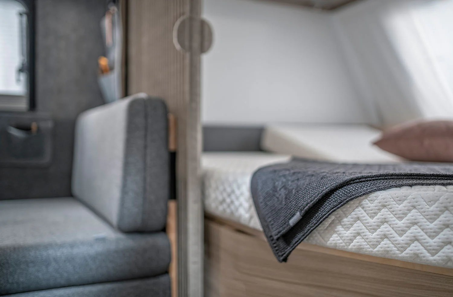 Detailaufnahme einer hochwertigen Matratze mit Tencel-Bezug im Adria Altea