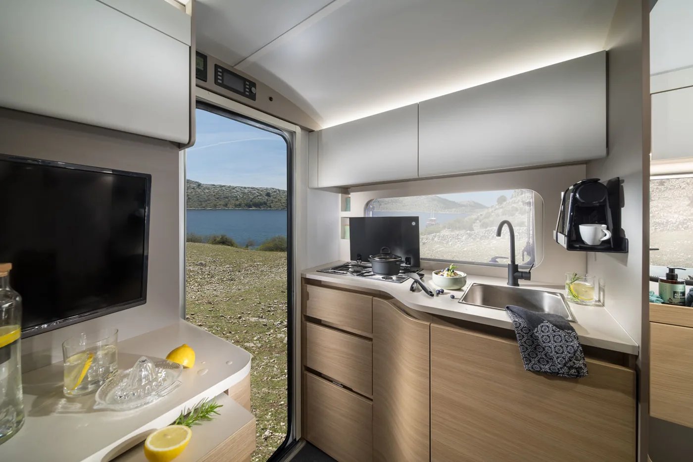 Adria Action 391 LH - Küchenzeile mit Stauraum