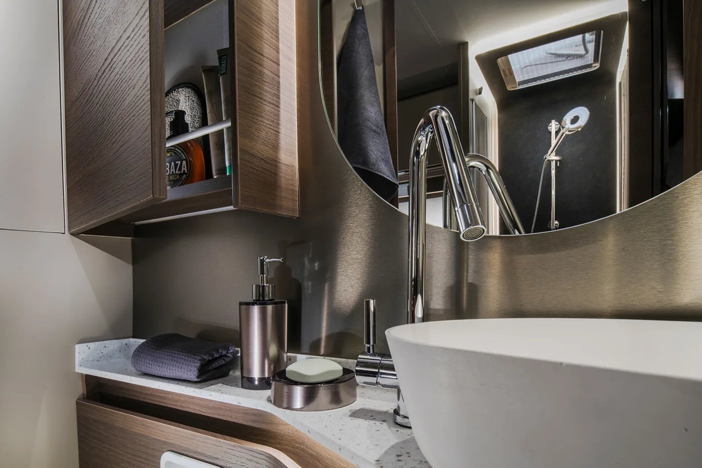 Adria Supersonic 2026 - Spa-Badezimmer mit freistehendem Waschbecken und Regendusche