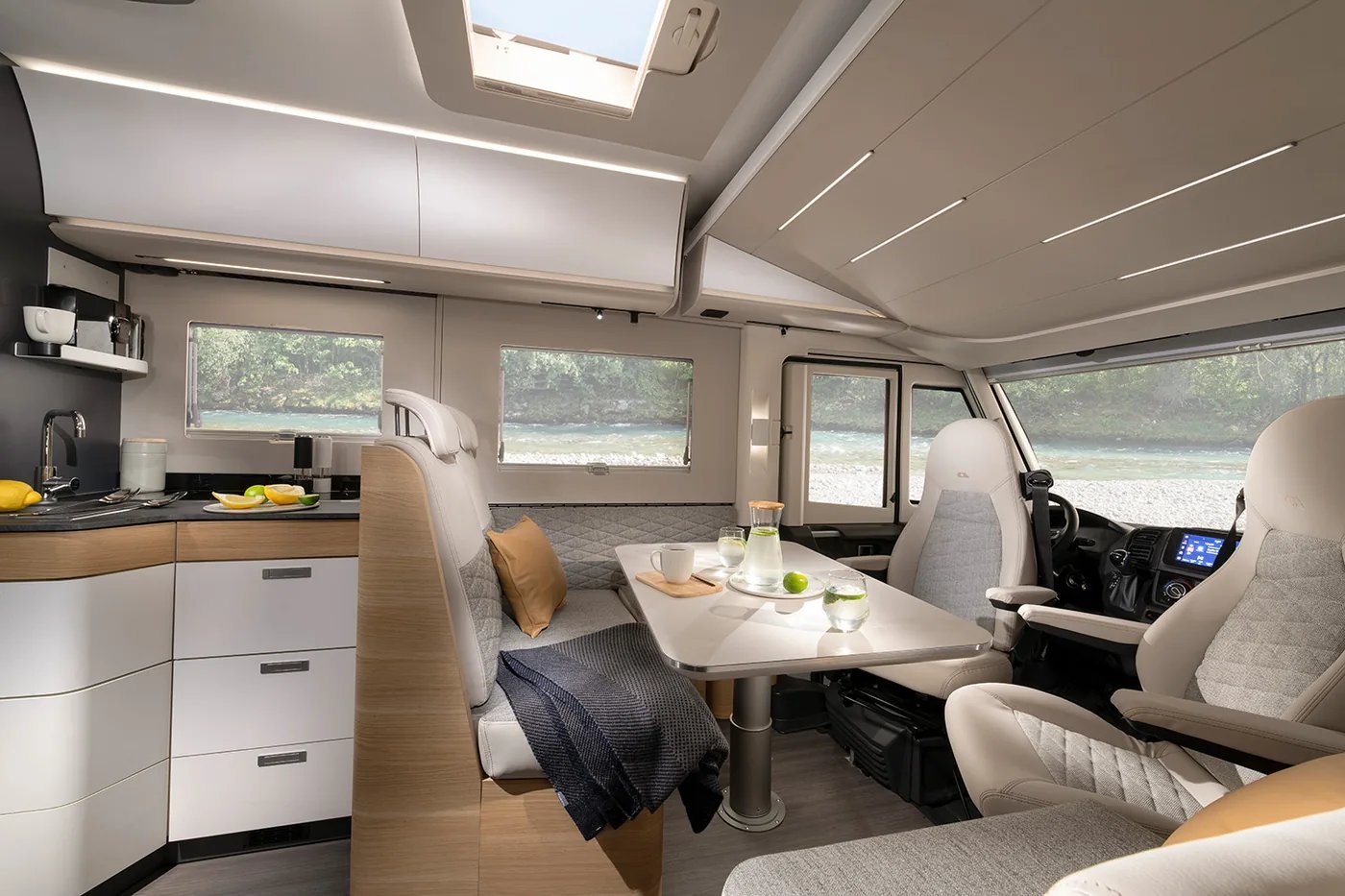 Adria Sonic 2026 - heller Wohnraum im Interieurdesign Alpine White mit weißen Möbelfronten