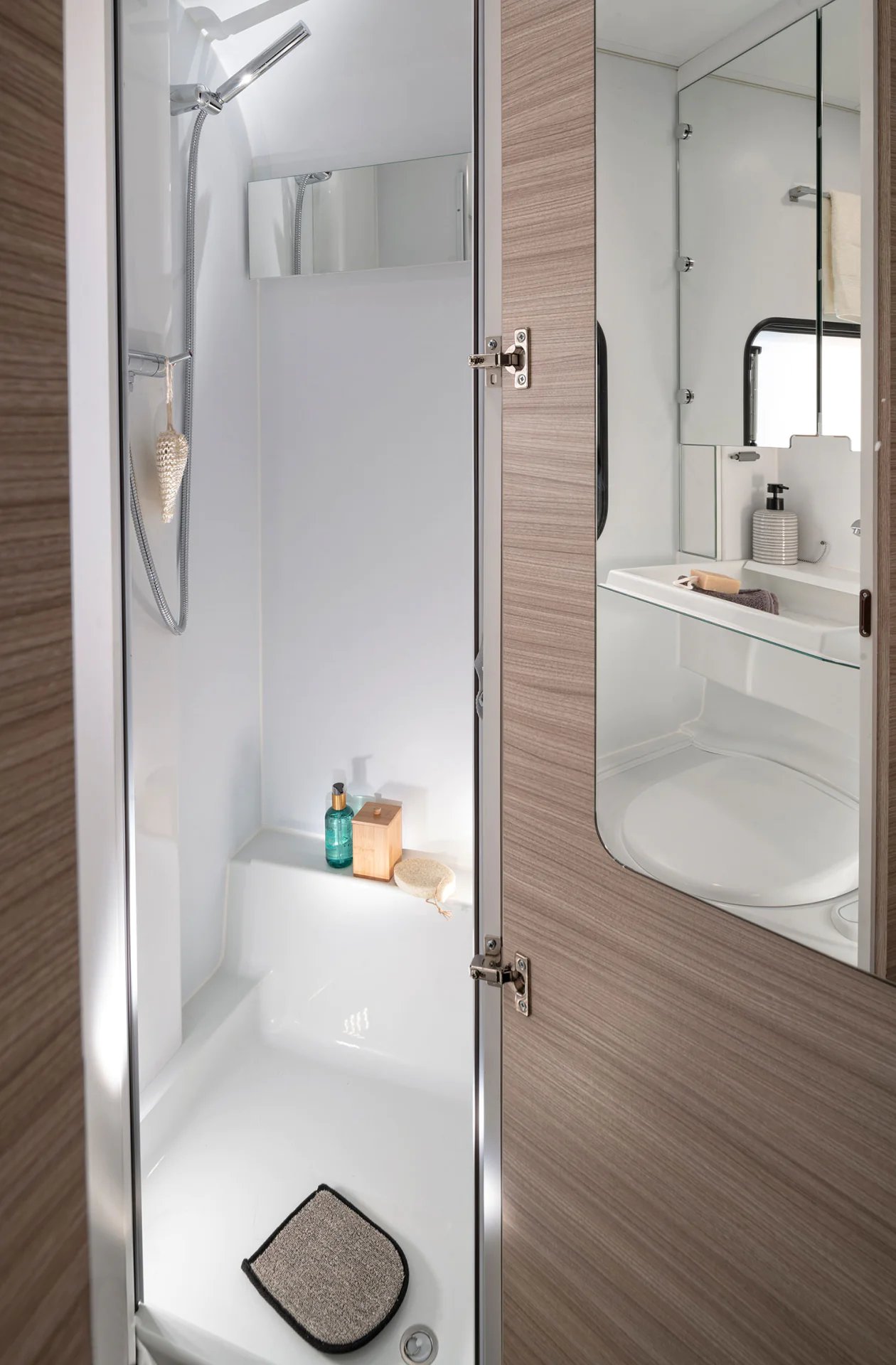 Ergo-Baddesign im Adria Altea mit offener Dusche und Blick zum Waschtisch