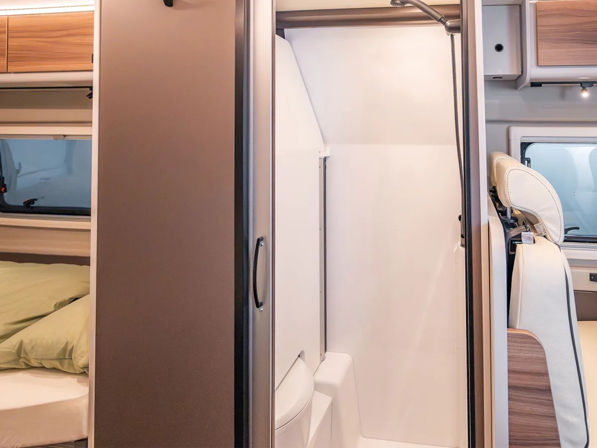 Dasselbe Variobad im Bürstner B66 Camper Van im Duschmodus, freier Duschraum mit Brauseschlauch an der Decke