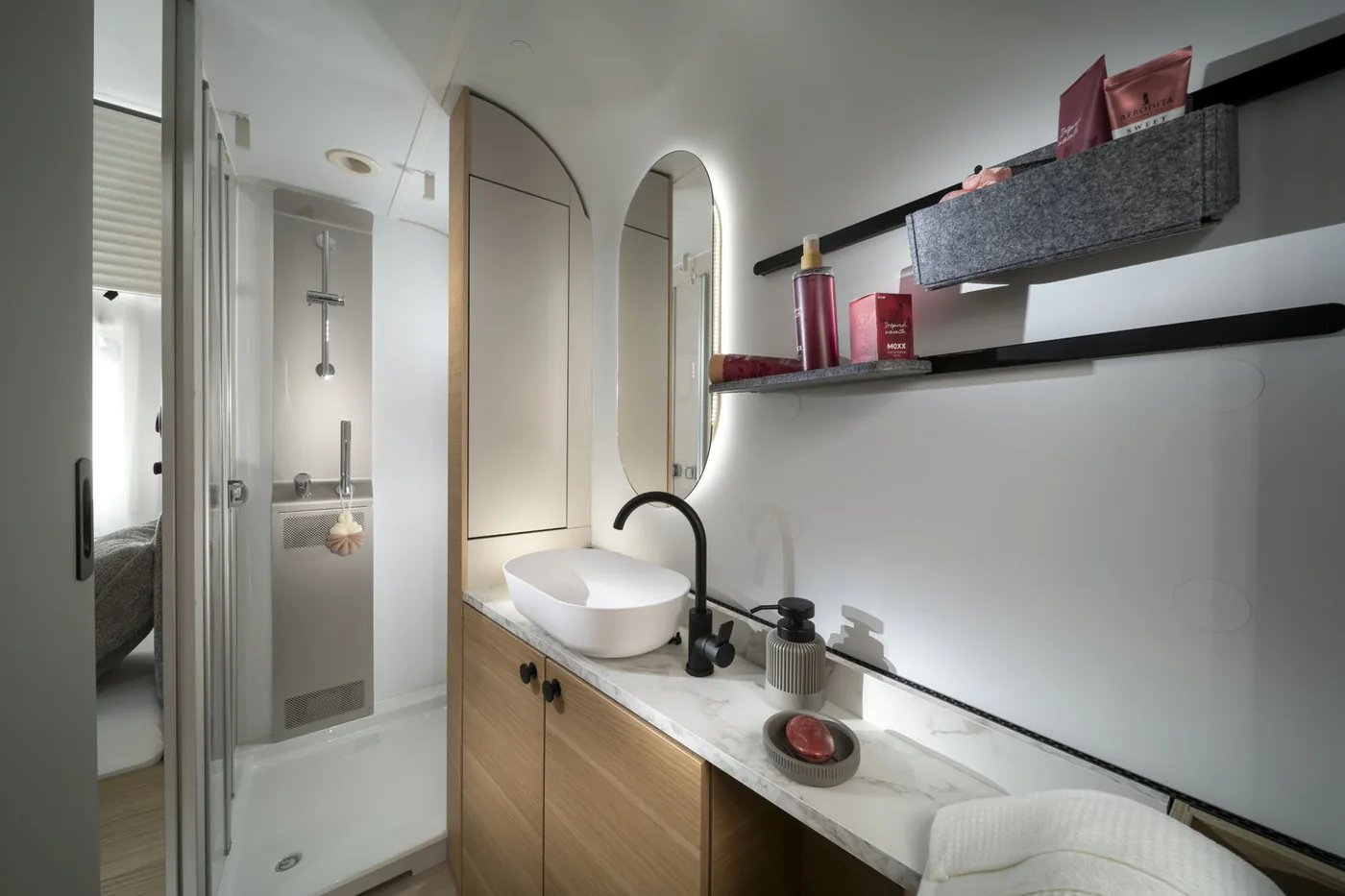 Badezimmer im Adria Adora mit separater Dusche und Waschtisch