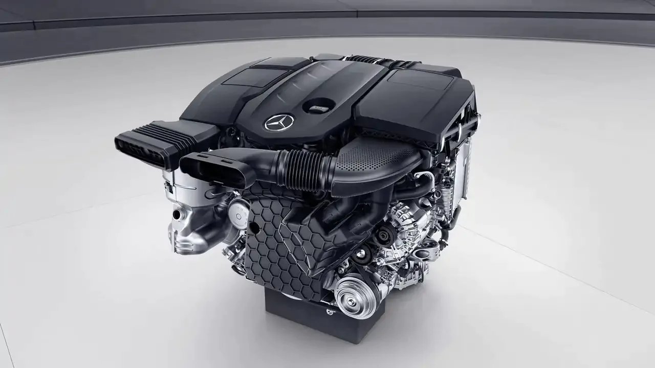 Mercedes-Benz CDI Dieselmotor des Adria Supertwin, freigestellte Studioaufnahme