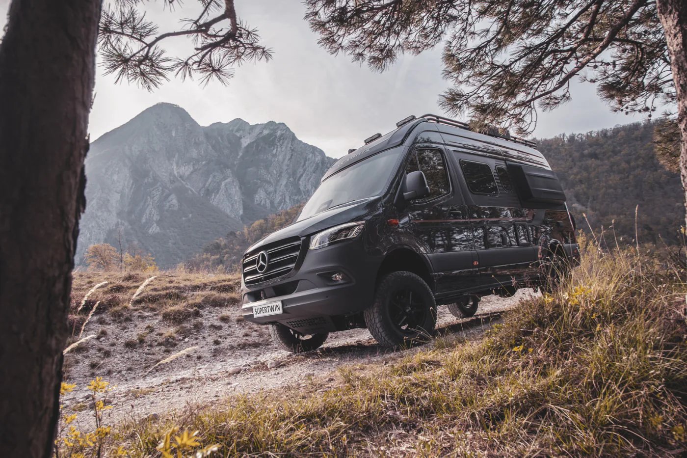 Adria Supertwin 2026 - Allrad-Campervan auf einem Bergpfad, im Hintergrund ein Felsmassiv