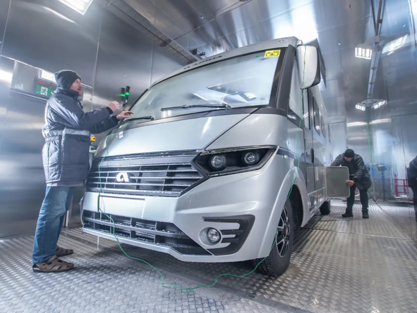 Adria-Reisemobil in der Klimakammer, ein Techniker prüft die Funktionen bei niedrigen Temperaturen