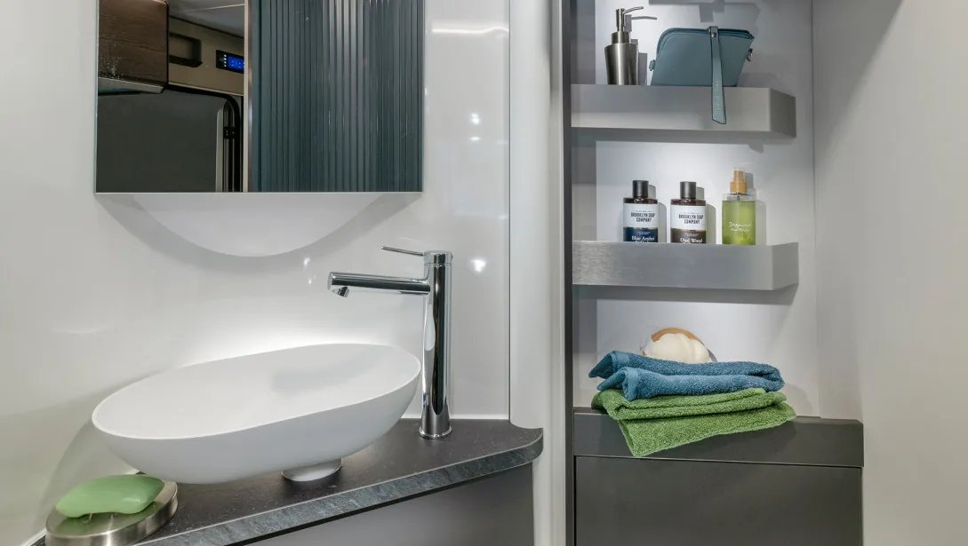 Adria Compact 2027 - Badezimmer mit Dusch-Schwenkwand und Stauraum