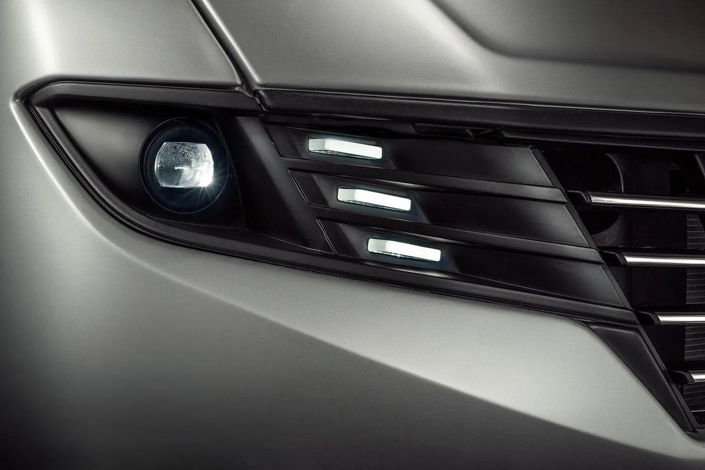 Adria Supersonic 2026 - Frontgrill mit HELLA Bi-LED-Modulen und Tagfahrlicht im Detail