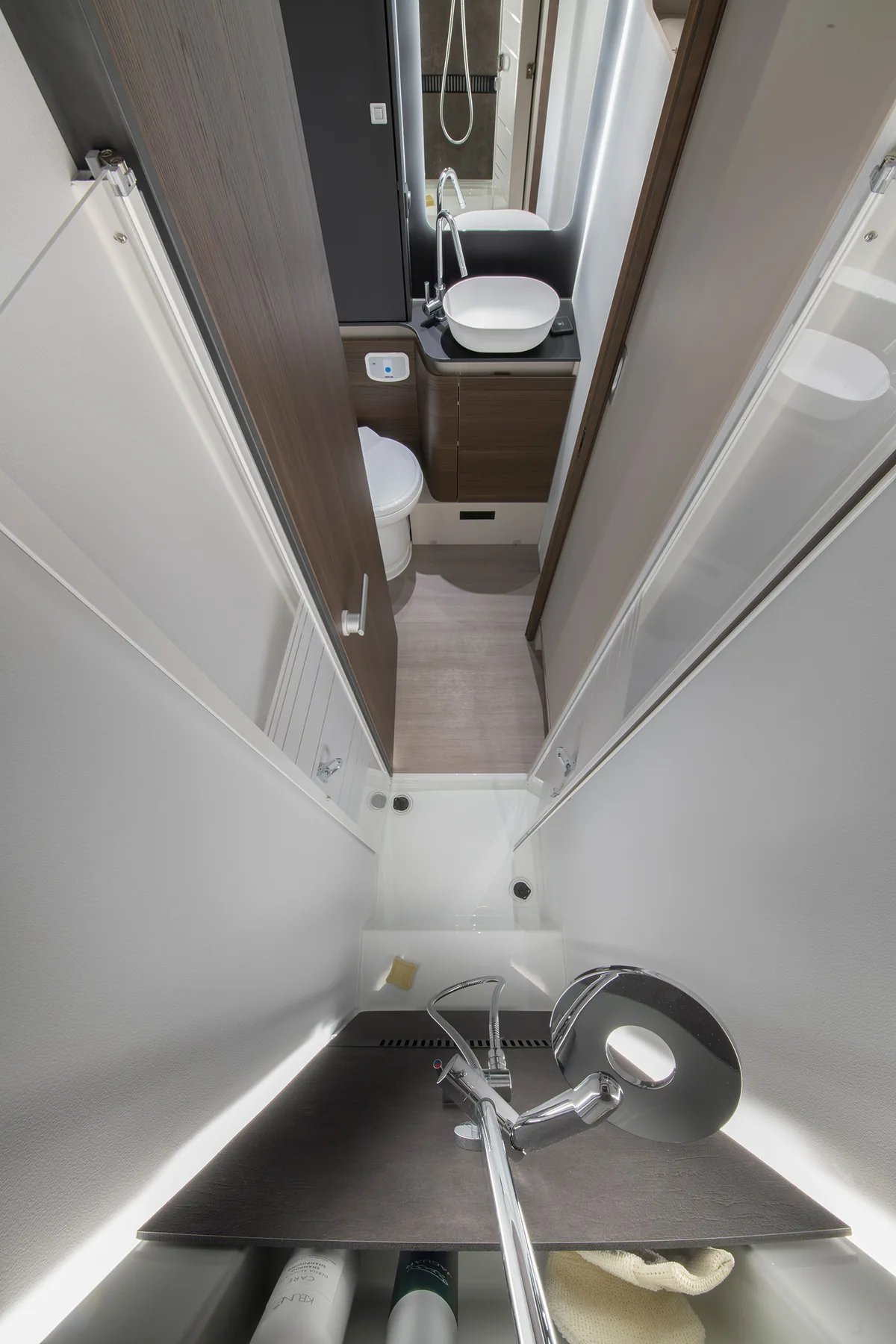 Adria Matrix 2026 - großzügiges, gut belüftetes Badezimmer mit Dusche, Waschbecken und Spiegel