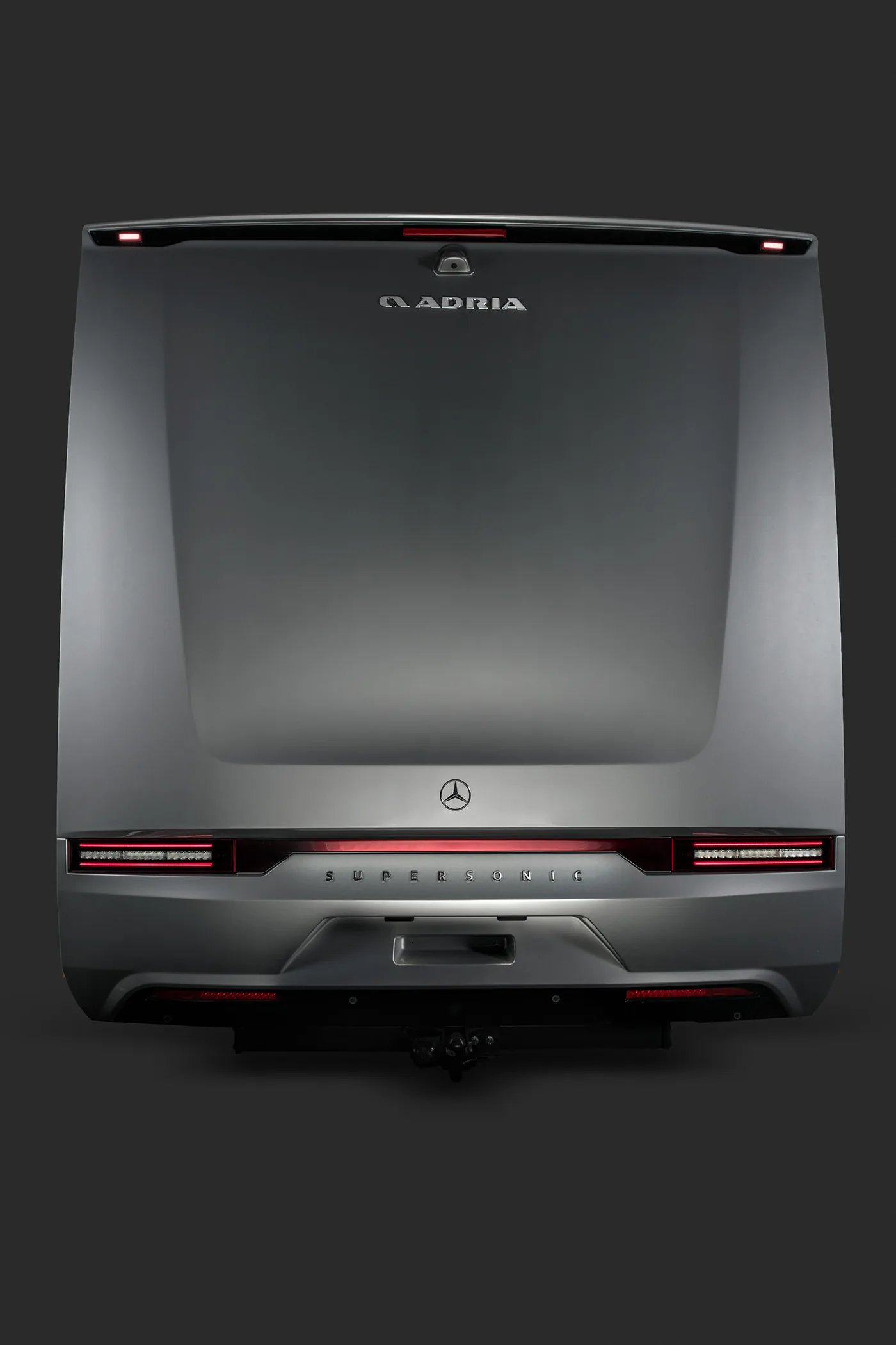 Adria Supersonic 2026 - abgeschrägte Heckwand mit Spoiler-Design und Hella LED-Multifunktionsleuchten