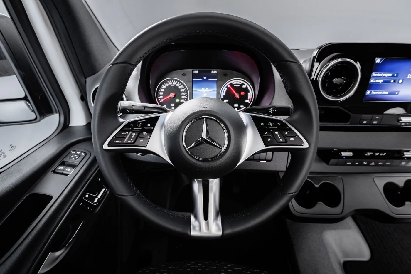 Adria Supertwin 2026 - Mercedes-Benz Cockpit mit Lenkrad, digitalem Kombiinstrument und MBUX-Touchscreen