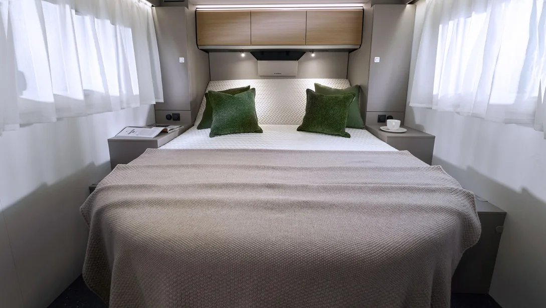 Adria Compact 2027 - DC Grundriss mit komfortablem Queensbett im Heck