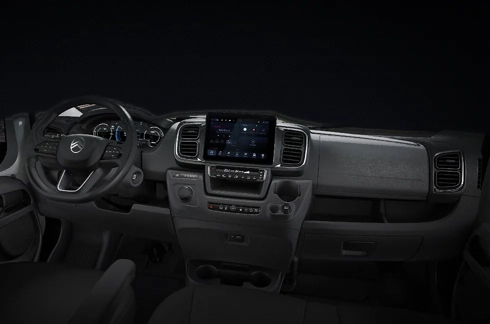 Citroen Jumper Cockpit als Basisfahrzeug des Adria Coral XL, mit Citroen-Lenkrad, digitalem Kombiinstrument und zentralem Touchscreen