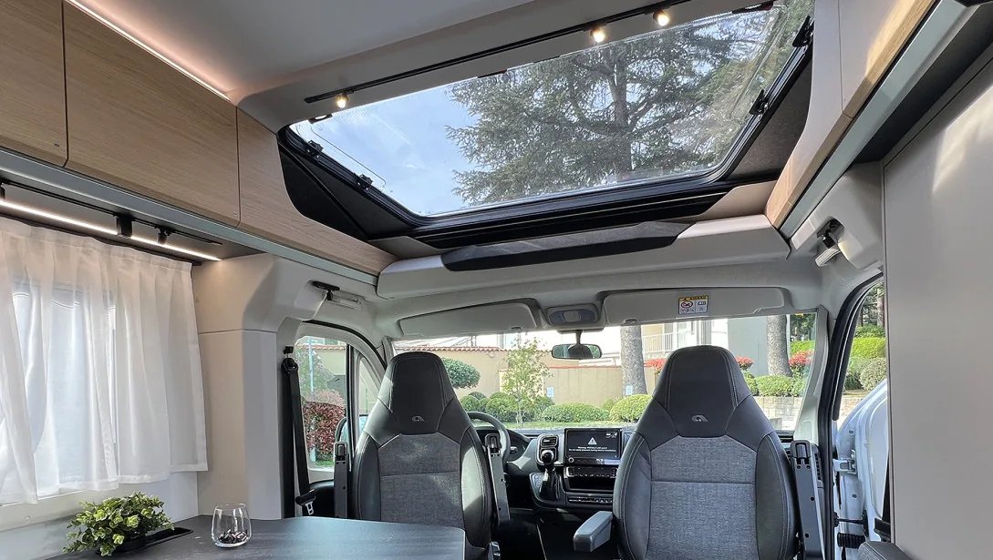 Adria Compact 2027 - Cockpit mit geöffnetem Panoramadachfenster und viel Tageslicht
