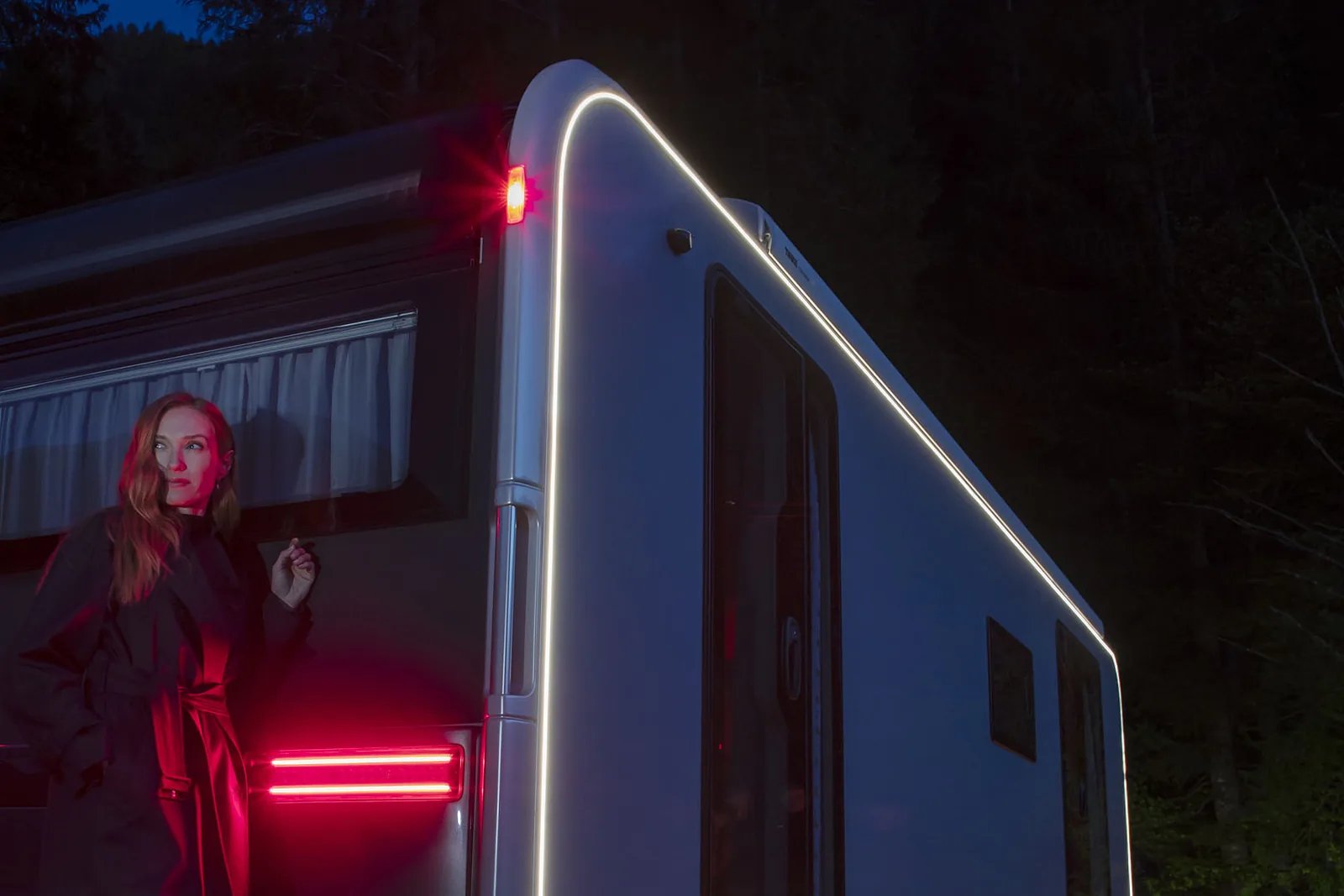 Adria Astella bei Abenddämmerung mit LED-Silhouettenlicht entlang der Dachkante