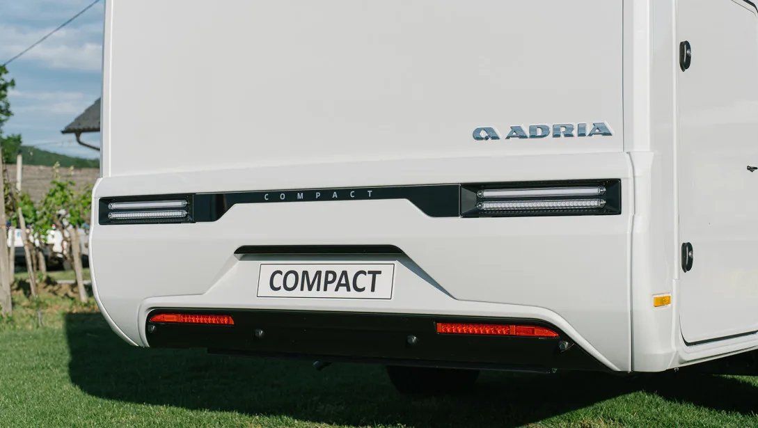 Adria Compact 2027 - Heckansicht mit Teil-LED-Rückleuchten und schwarzer Blende