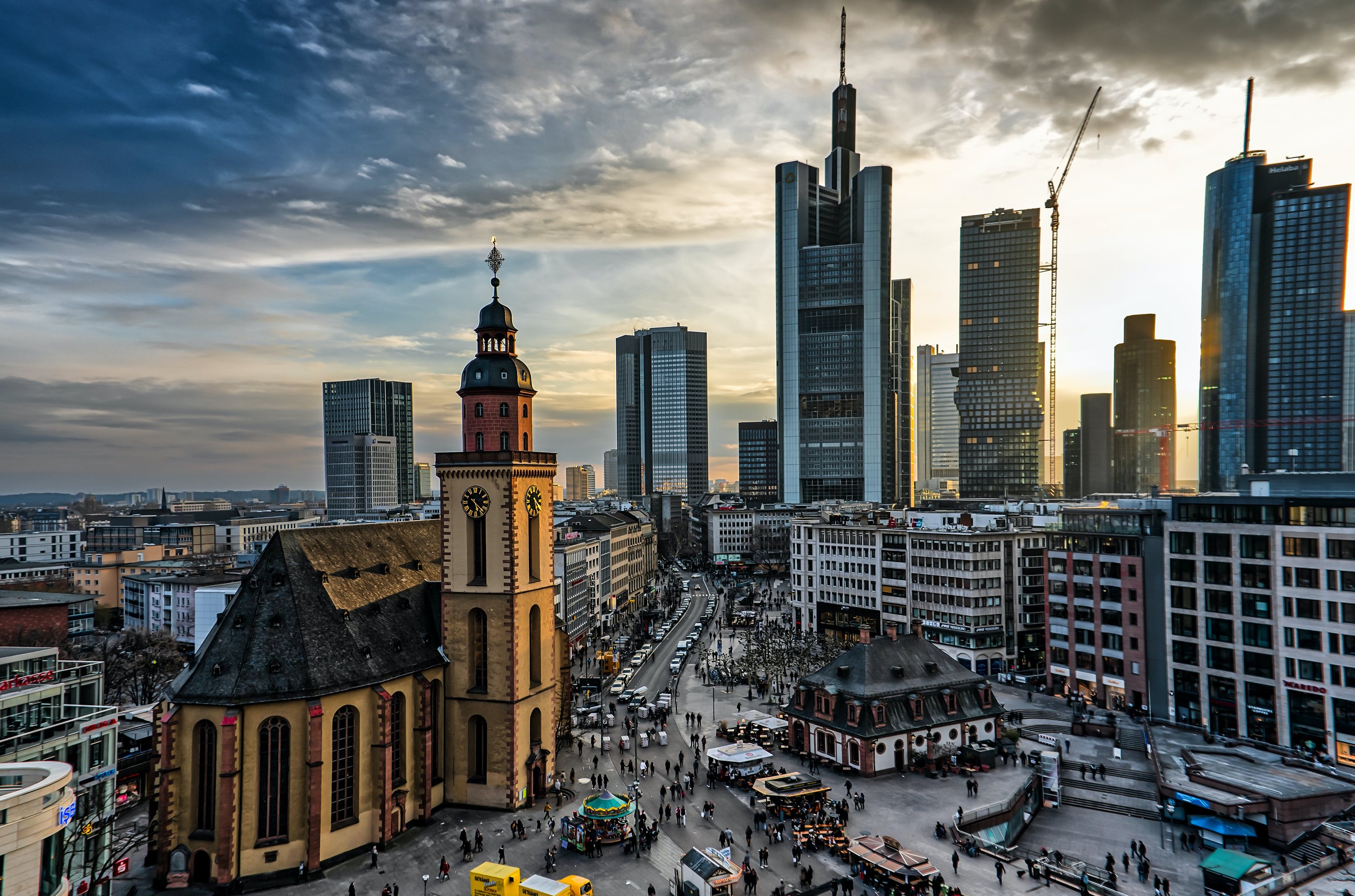 Ein Bild, das Wolke, Gebäude, Skyline, Metropolregion enthält.

Automatisch generierte Beschreibung