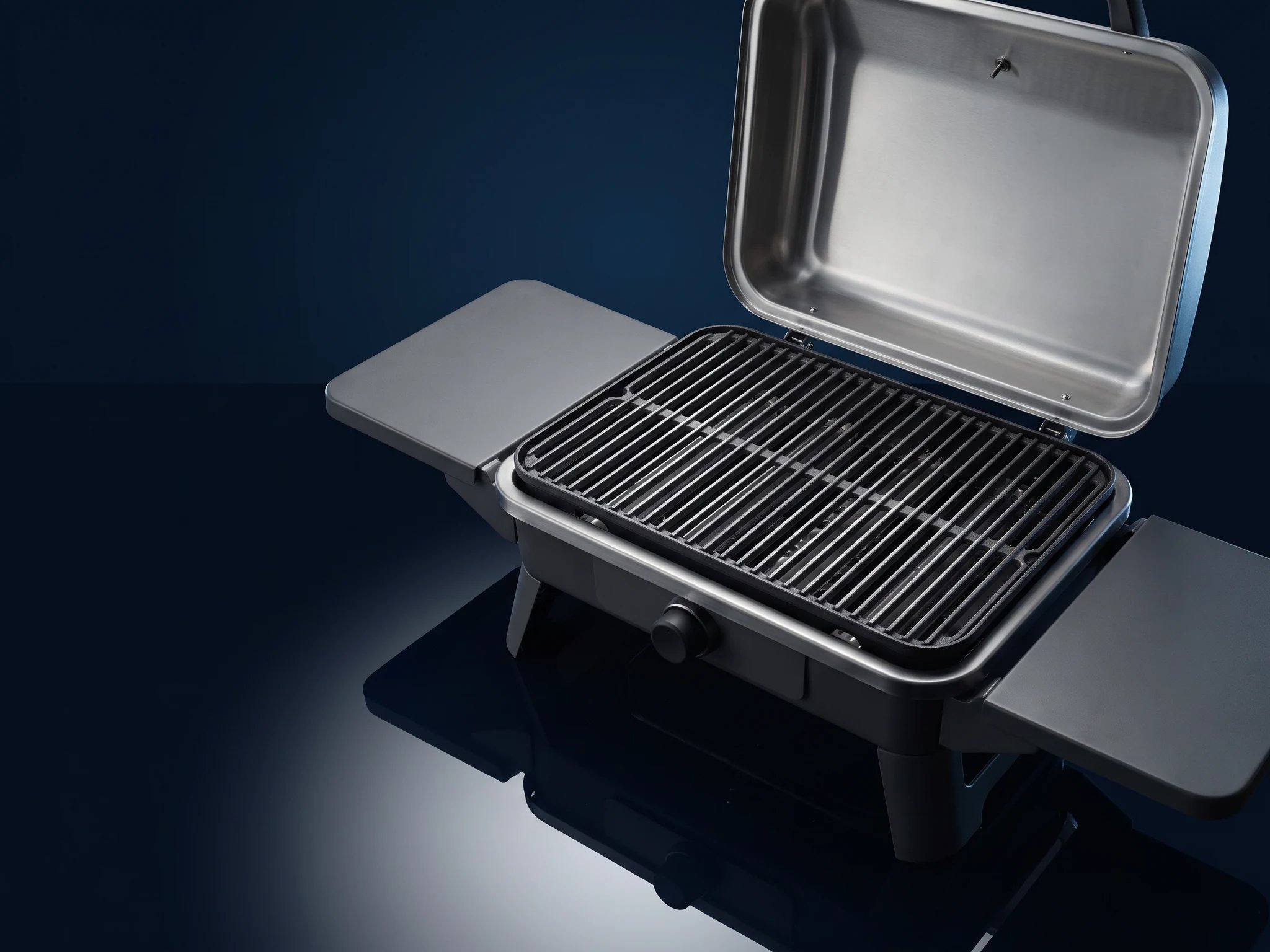 Gasgrill mit offenem Deckel, Gussrost im Streiflicht