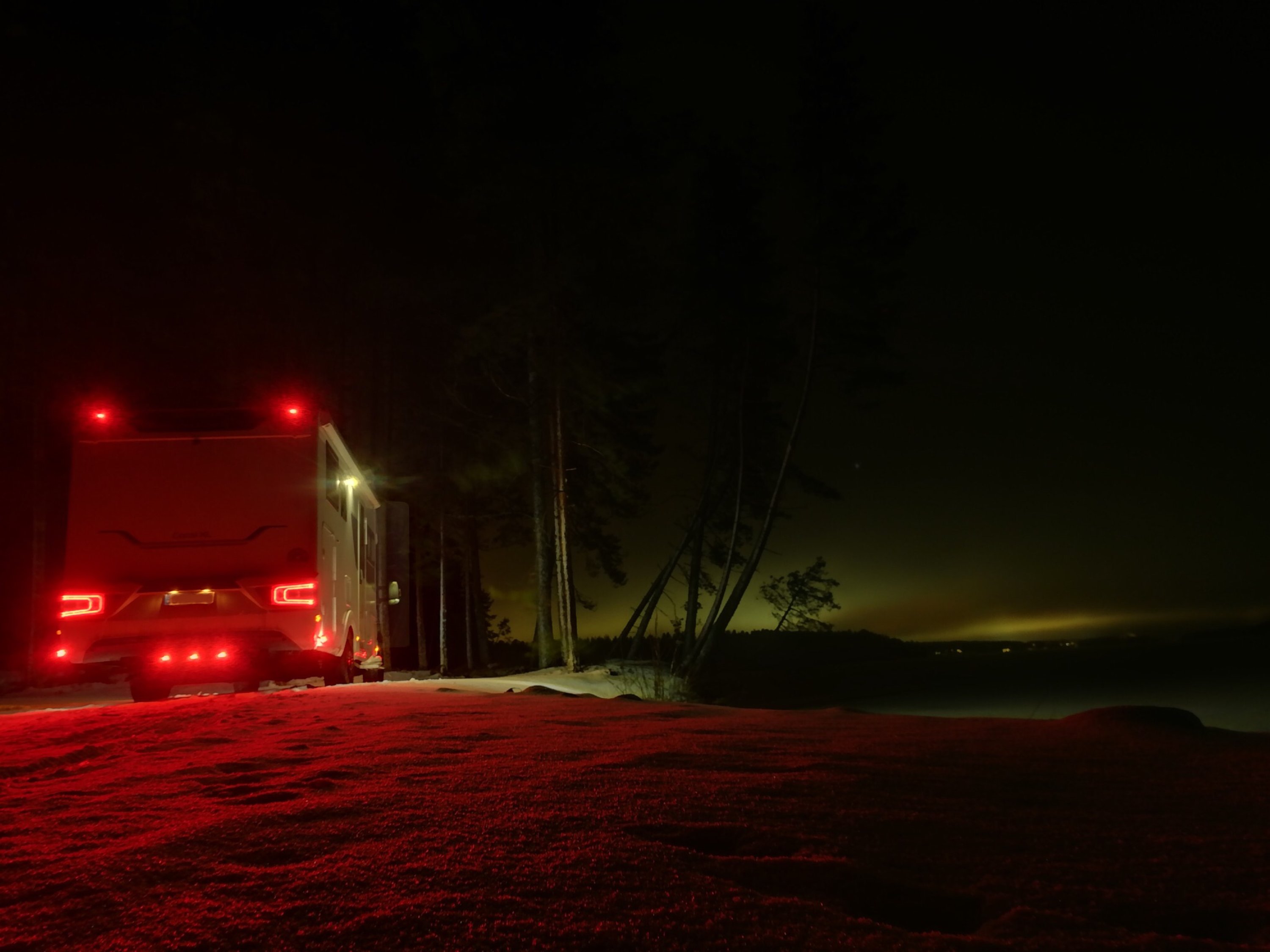 Ein Bild, das draußen, Winter, Himmel, Nacht enthält.
Automatisch generierte Beschreibung