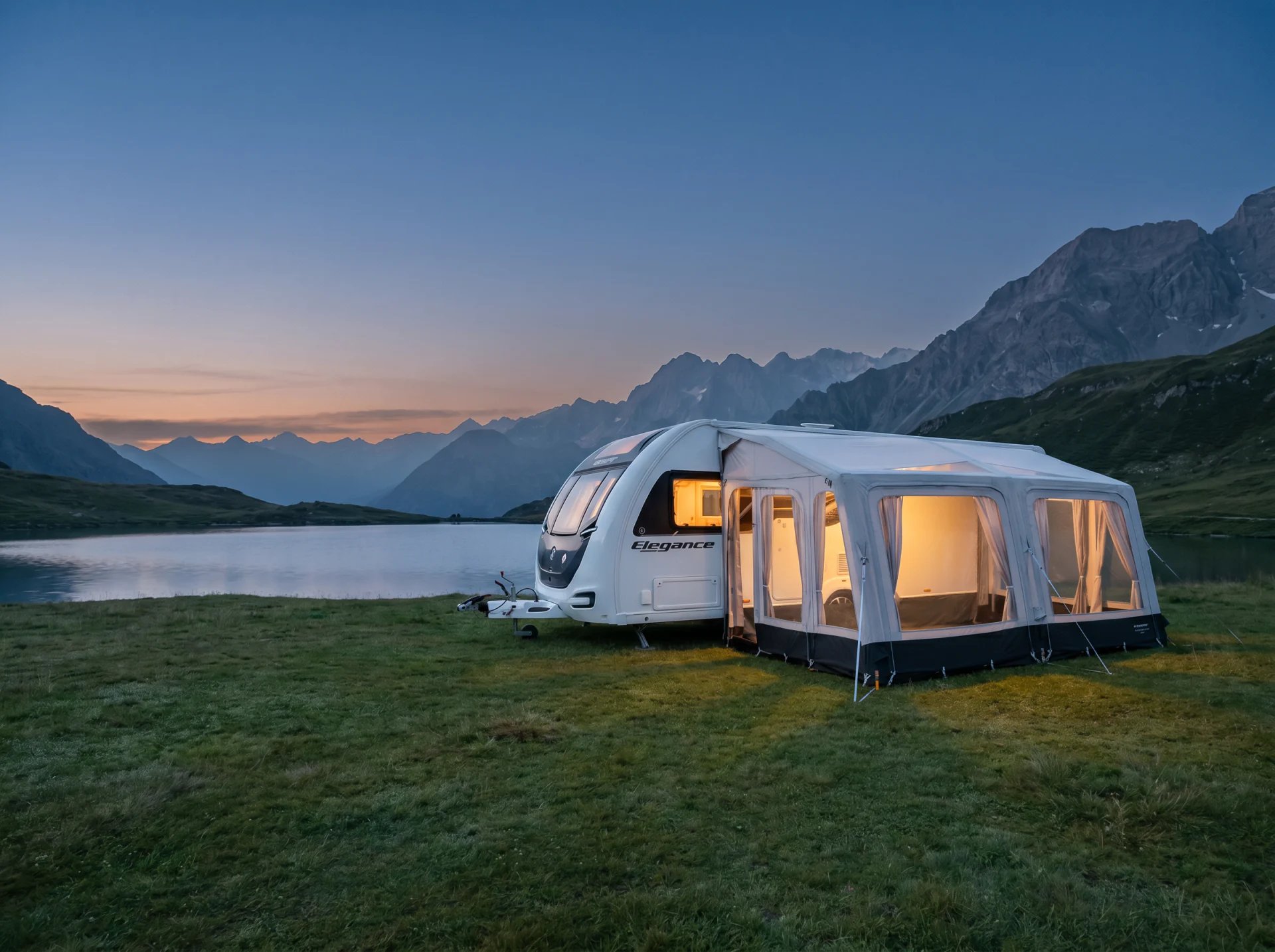 Dometic Vorzelt an einem Wohnwagen am Alpensee in der Abenddämmerung