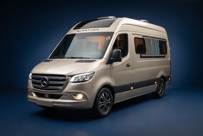 Bürstner Habiton auf Mercedes-Benz Sprinter, Kastenwagen in Champagner, Dreiviertelansicht von vorn links vor tiefblauem Studiohintergrund