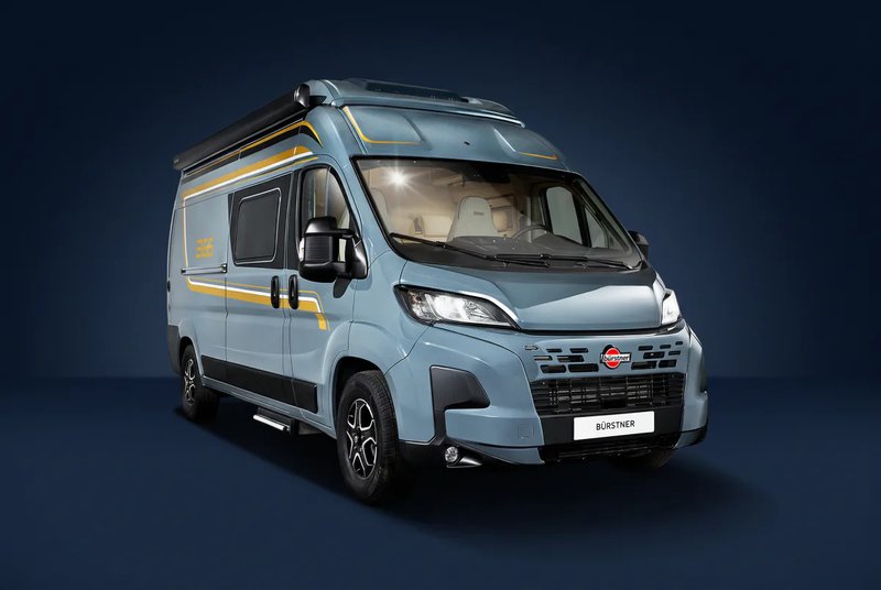 Bürstner B66 Camper Van, Kastenwagen in Hellblaugrau, Dreiviertelansicht von vorn rechts vor tiefblauem Studiohintergrund