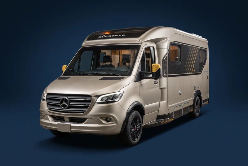 Bürstner Signature auf Mercedes-Benz Sprinter, teilintegriert in Champagnergold, Dreiviertelansicht von vorn links vor tiefblauem Studiohintergrund
