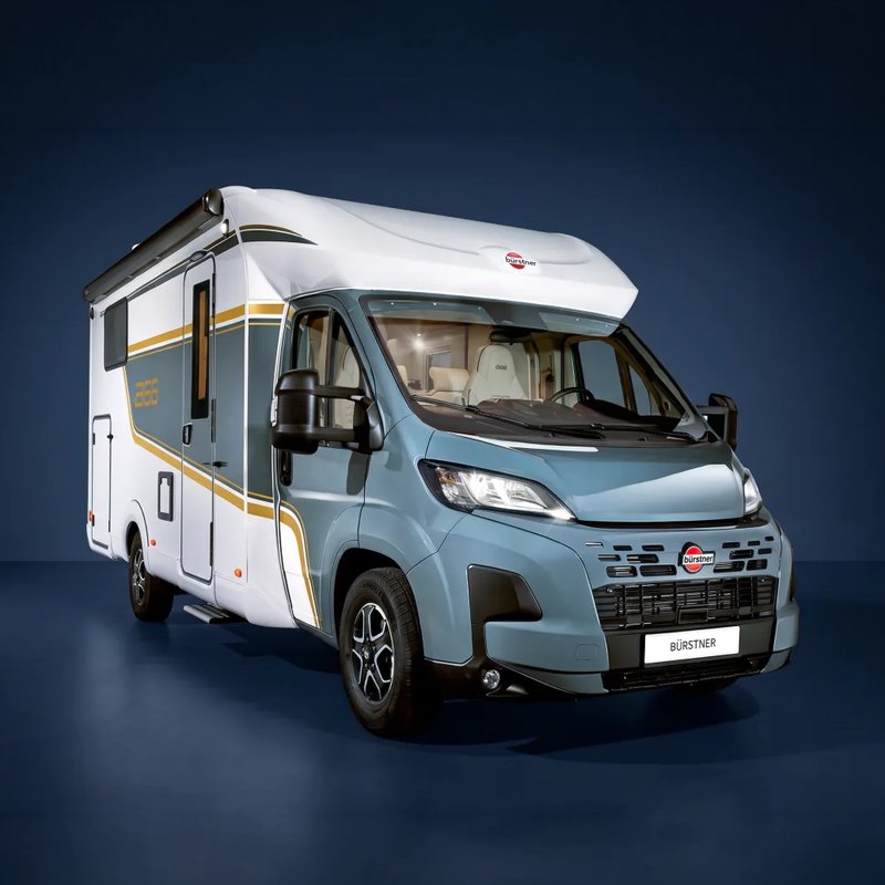 Bürstner B66 Wohnmobil, teilintegriert mit blaugrauem Fahrerhaus und weißem Aufbau, Dreiviertelansicht von vorn rechts vor tiefblauem Studiohintergrund